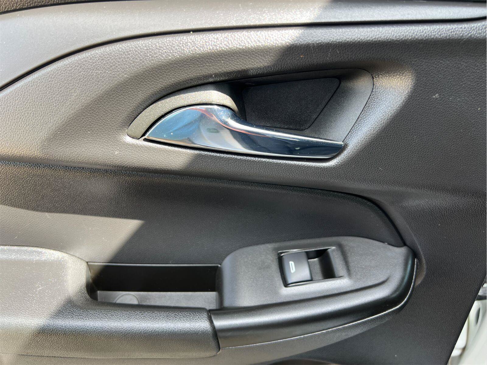 Used 2023 Chevrolet TrailBlazer RS w/ Sun and Liftgate Package FWD image 17