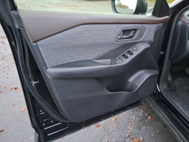 Used 2023 Nissan Rogue S image 9