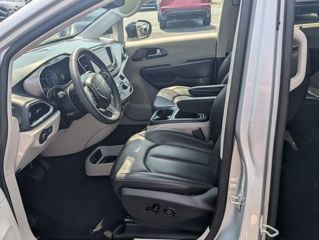 Used 2024 Chrysler Pacifica Touring-L FWD image 12