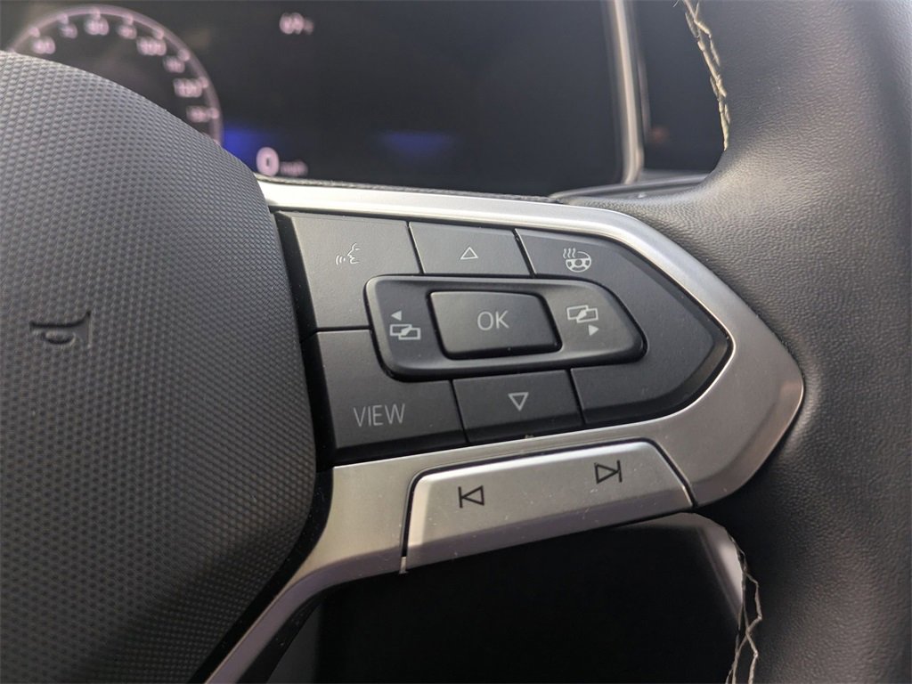 Used 2025 Volkswagen Taos SE image 15