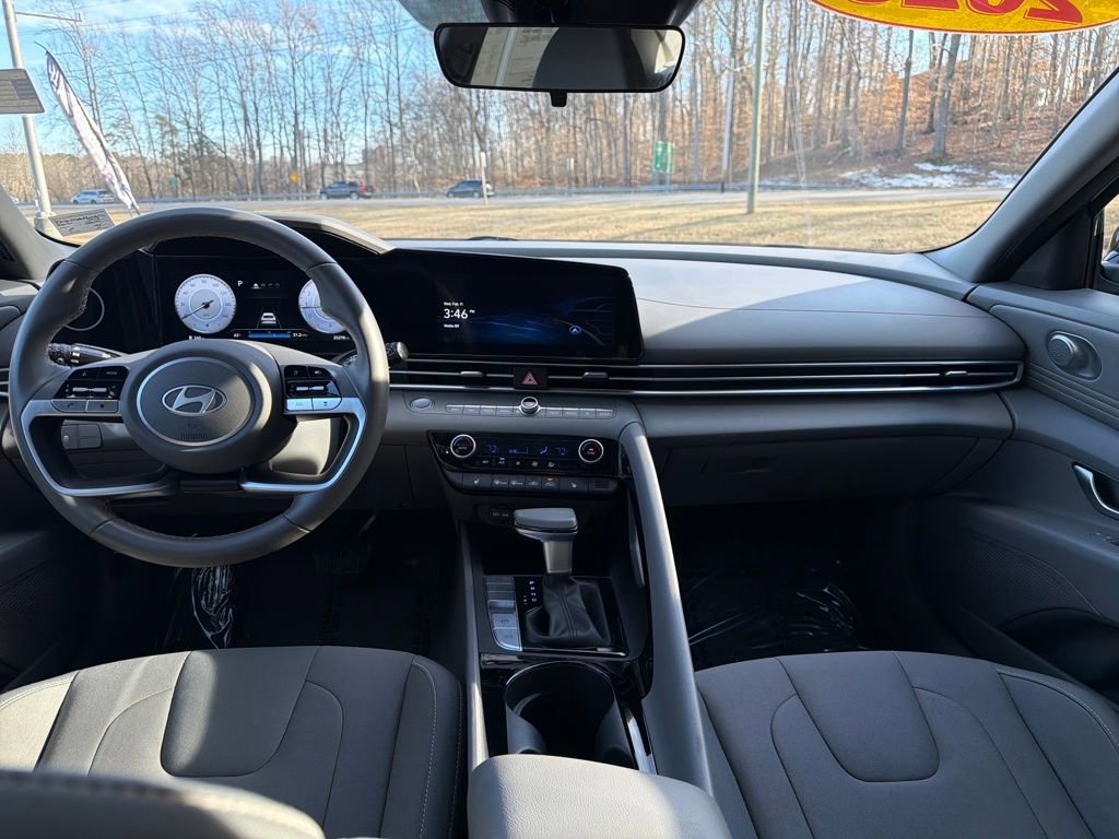 Used 2025 Hyundai Elantra SEL image 13