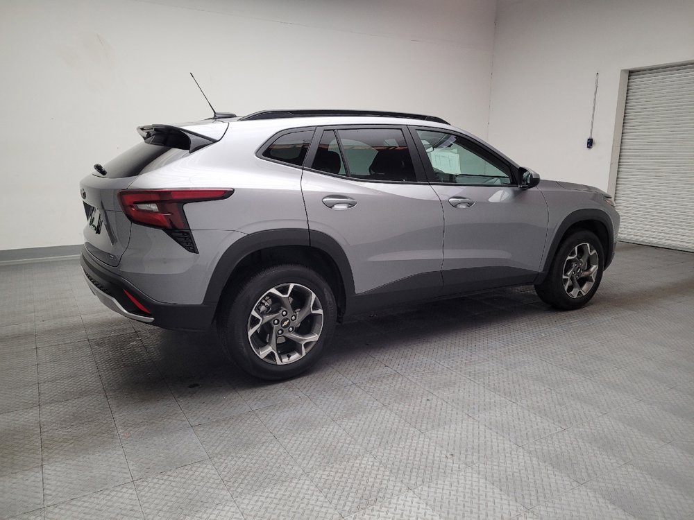 Used 2025 Chevrolet Trax LT w/ LT Convenience Package image 10