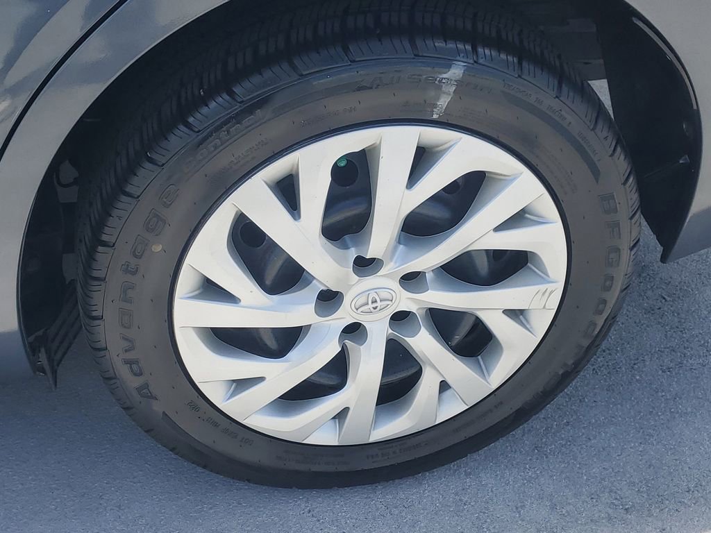 Used 2017 Toyota Corolla LE FWD image 4