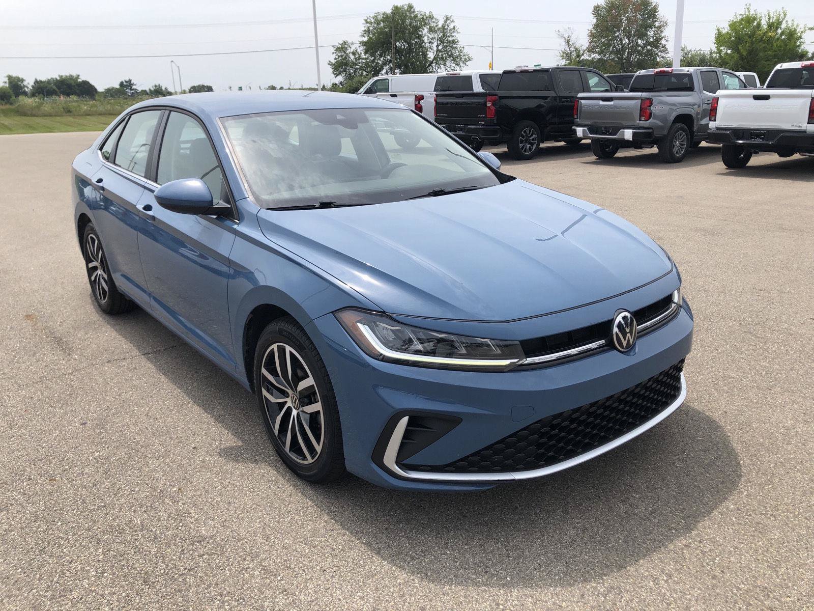 Used 2025 Volkswagen Jetta SE FWD image 8