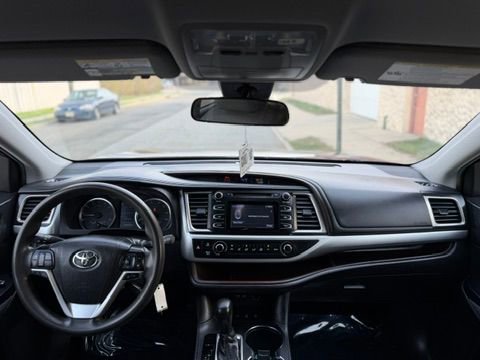 Used 2019 Toyota Highlander LE AWD/4WD image 35