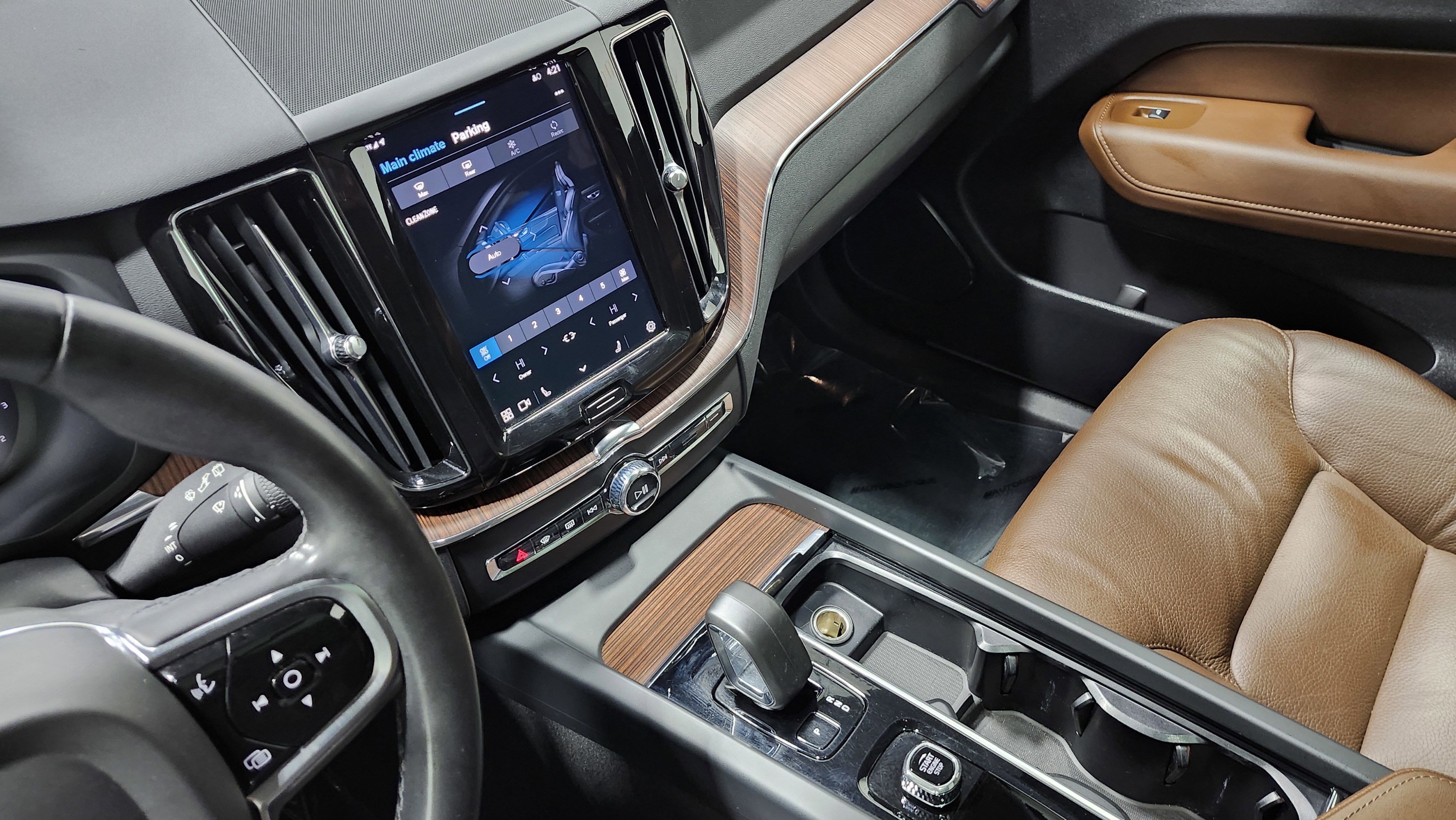 Used 2024 Volvo XC60 B5 Plus image 31