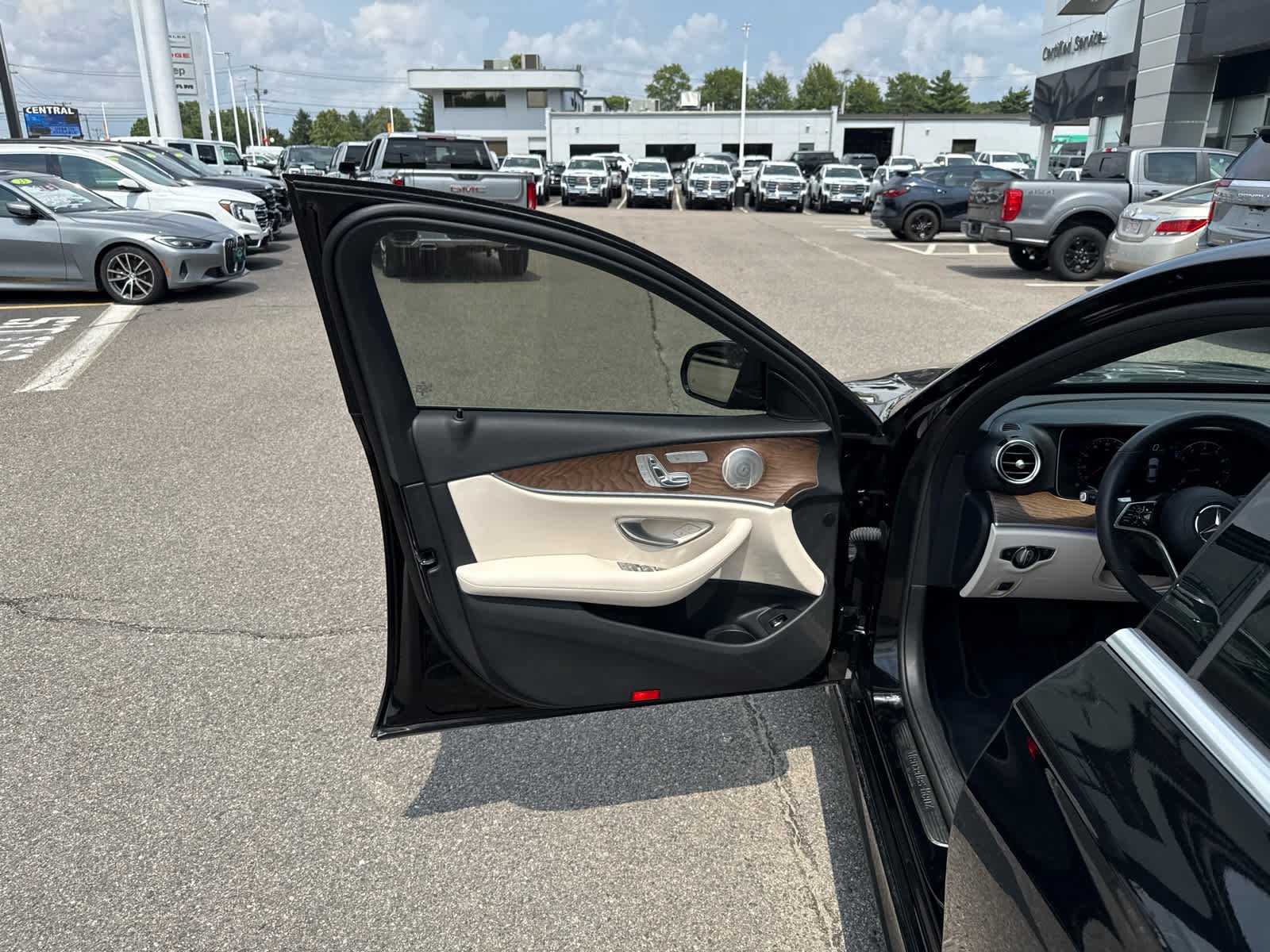 Used 2023 Mercedes-Benz E 350 4MATIC Sedan image 12