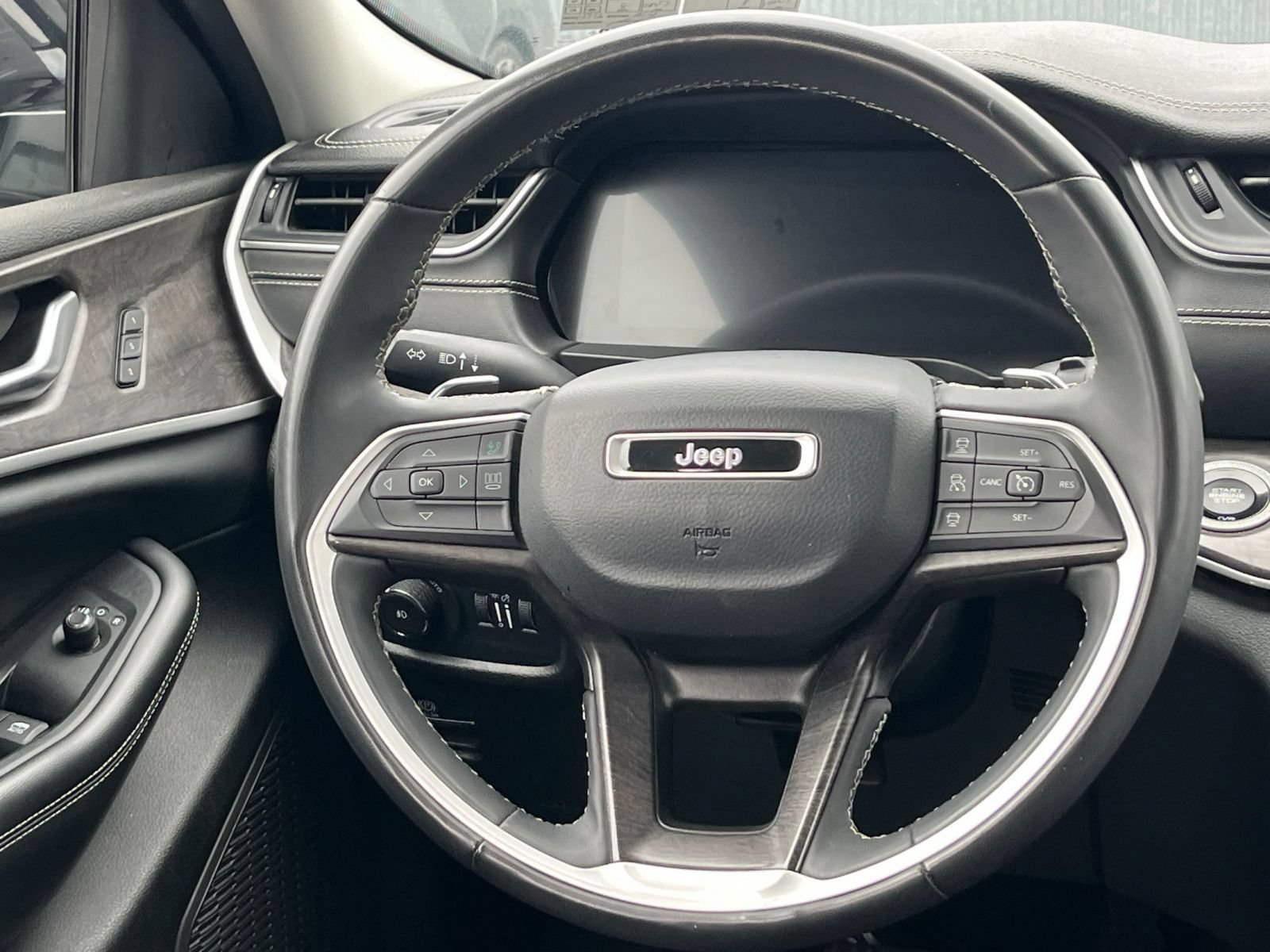 Used 2023 Jeep Grand Cherokee L Limited AWD/4WD image 30