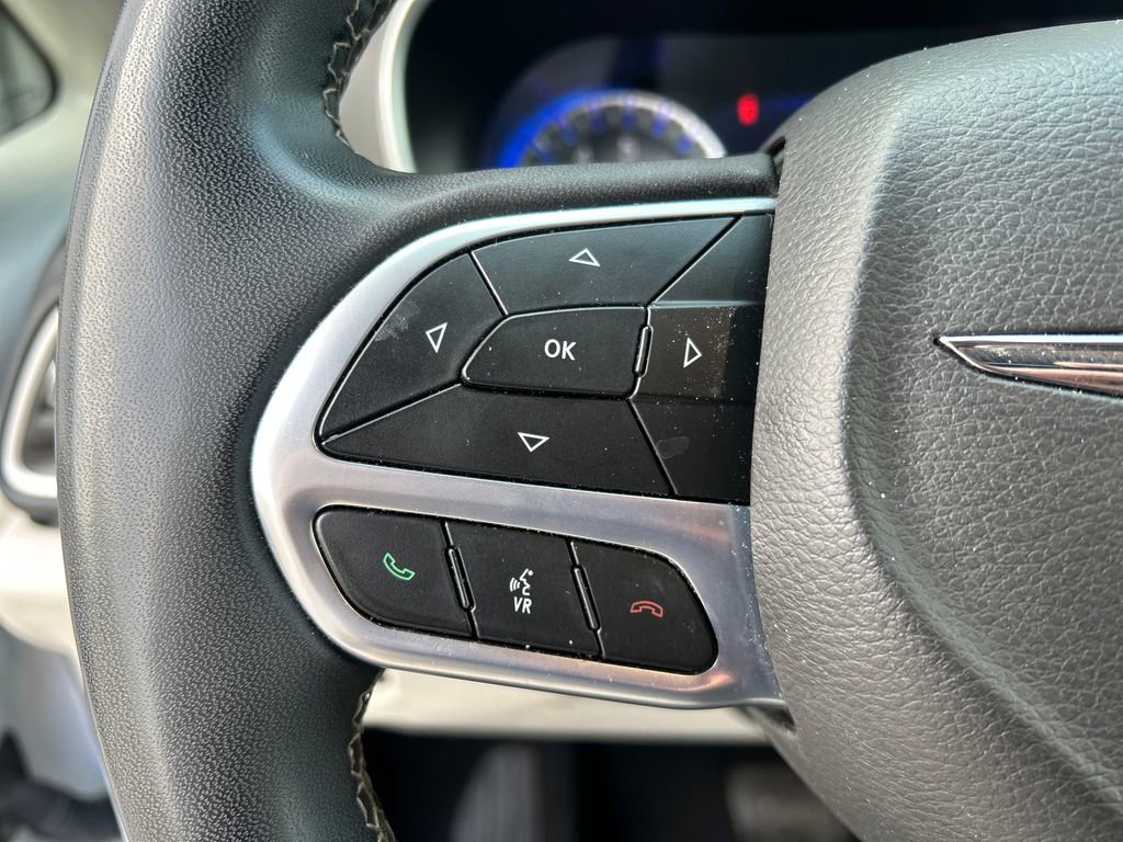 Used 2023 Chrysler Pacifica Touring-L image 17