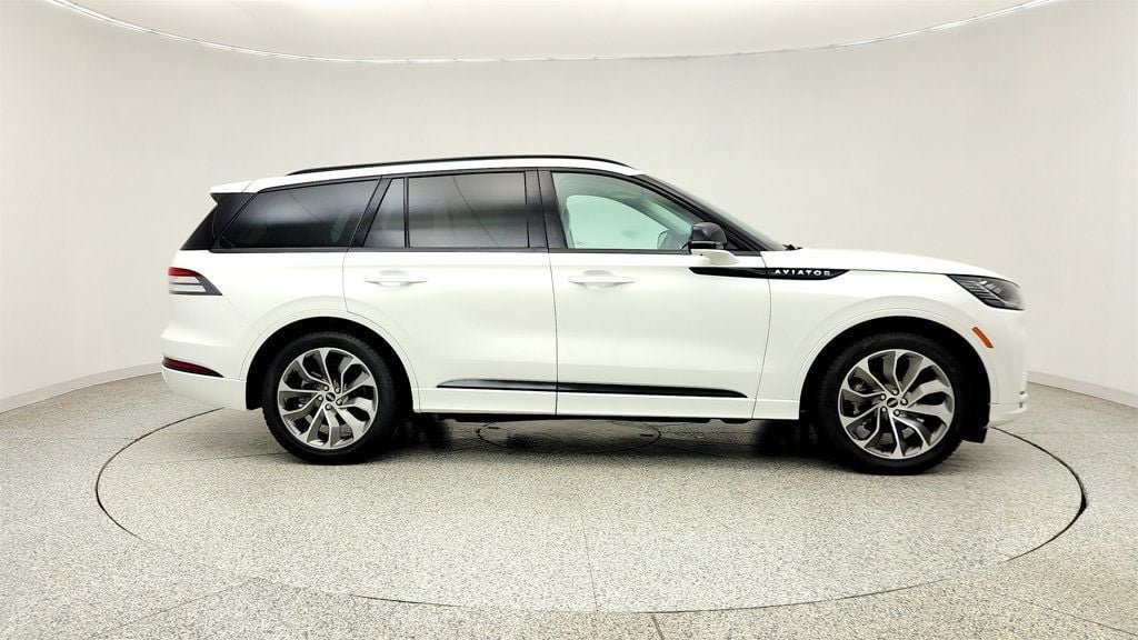 Used 2025 Lincoln Aviator 2WD w/ Jet Appearance Package image 4