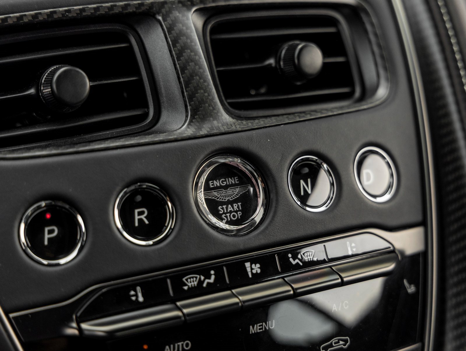 Used 2023 Aston Martin DBS Coupe image 32