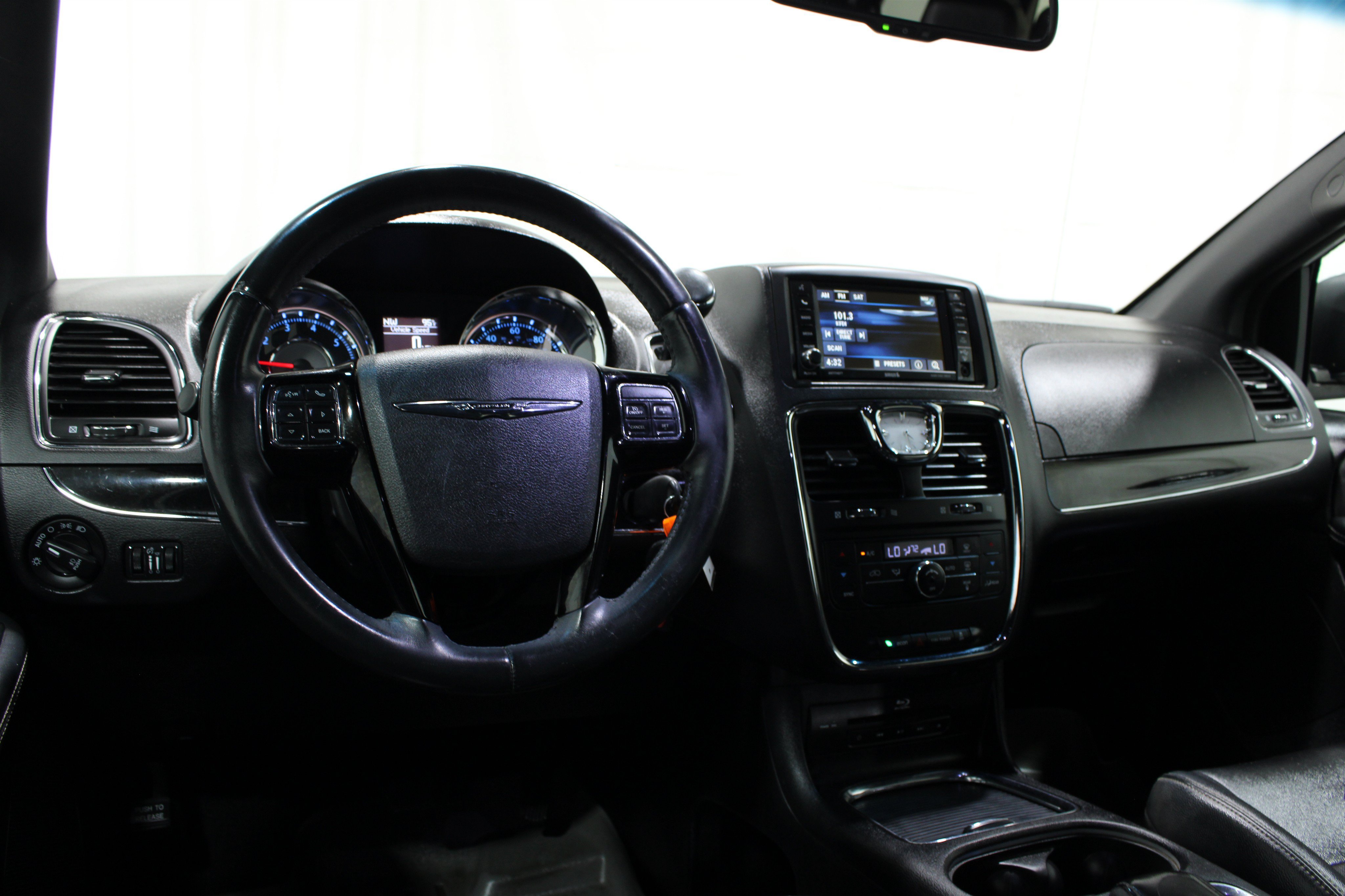 Used 2014 Chrysler Town & Country S FWD image 2