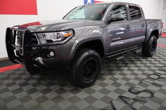 Used 2017 Toyota Tacoma SR5 w/ Tow Package RWD image 3