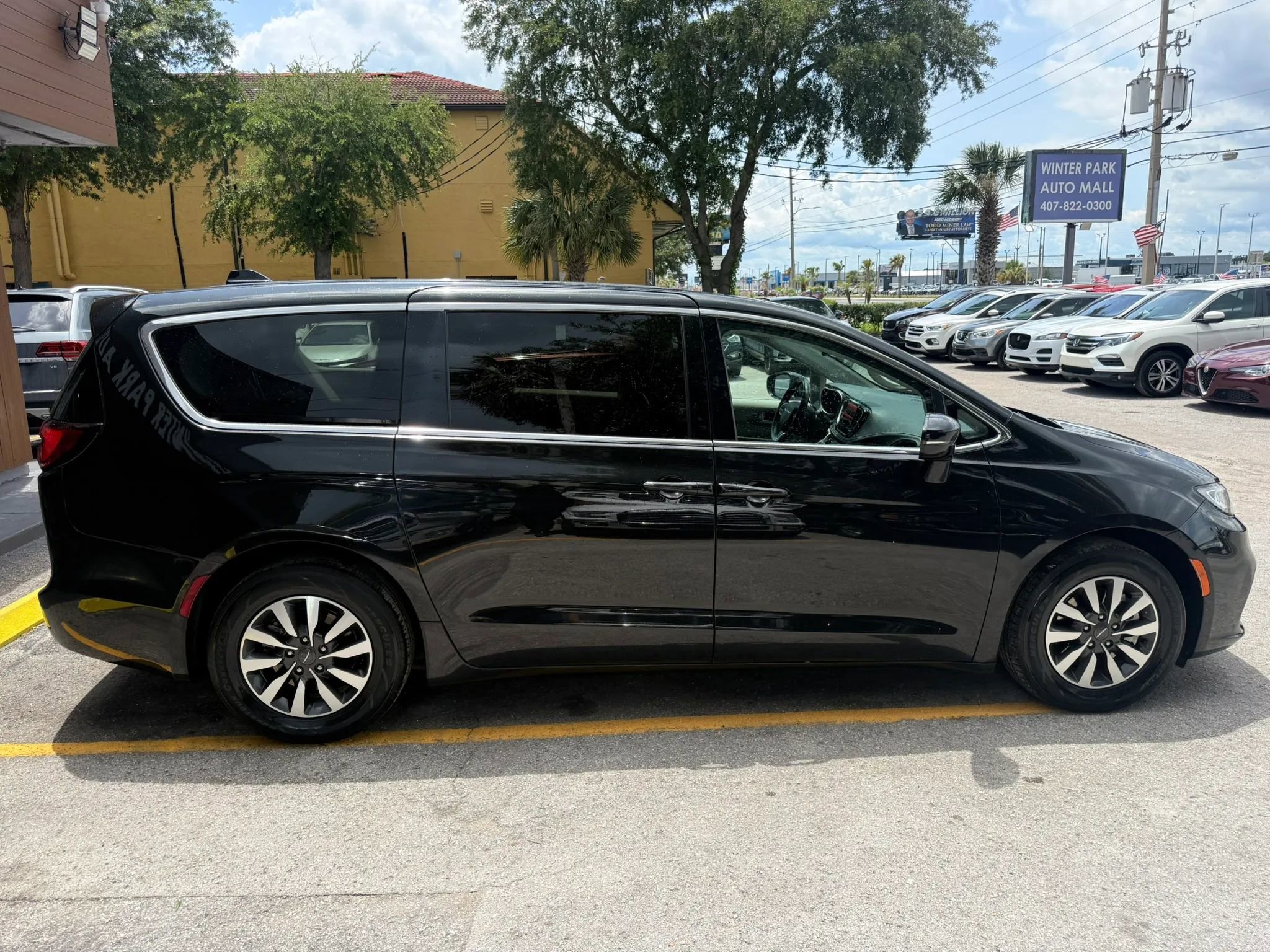Used 2022 Chrysler Pacifica Touring-L FWD image 4