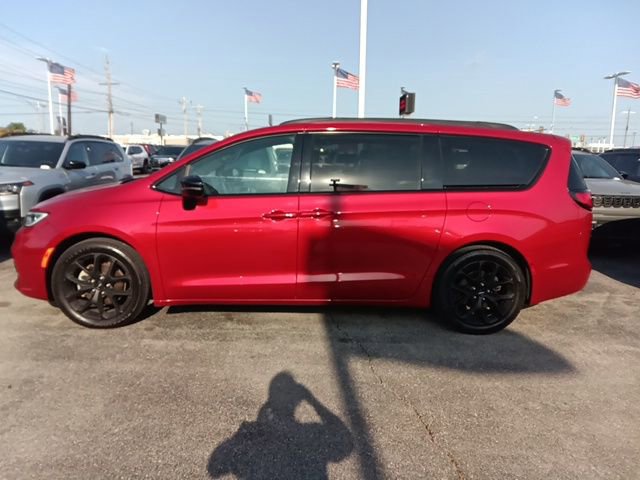 Used 2025 Chrysler Pacifica Limited FWD image 2