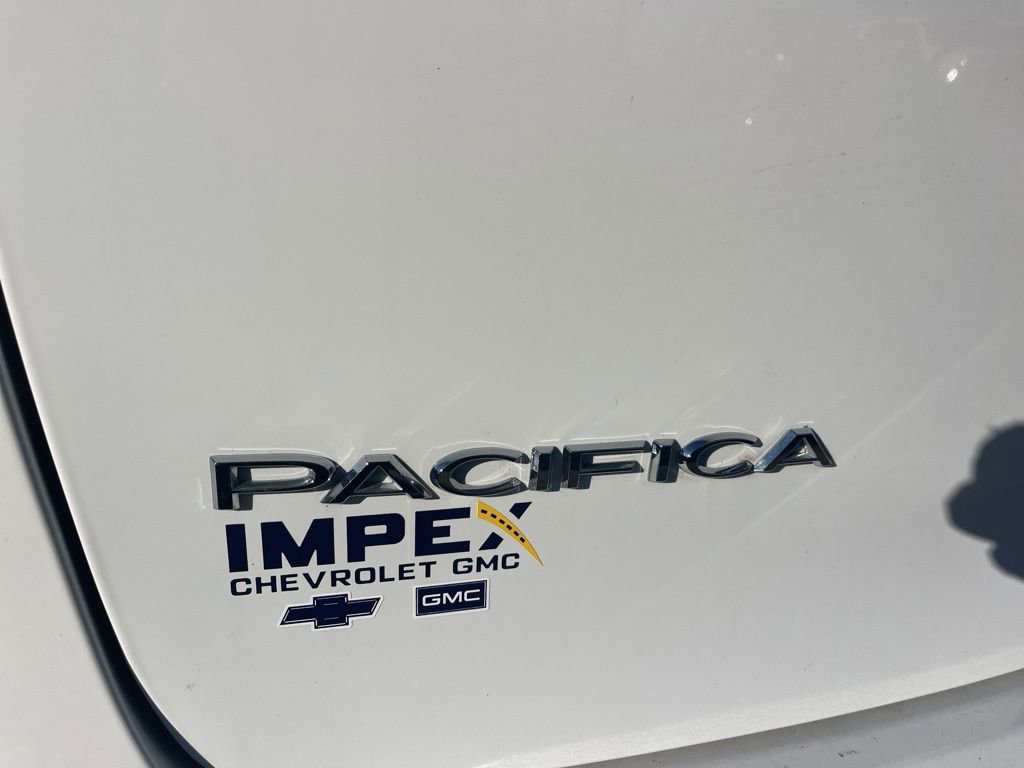 Used 2023 Chrysler Pacifica Touring-L image 32