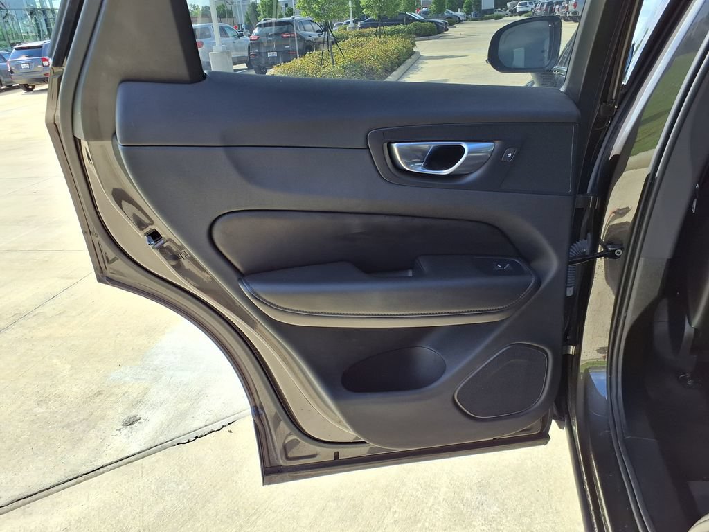 Certified 2025 Volvo XC60 B5 Plus AWD/4WD image 17