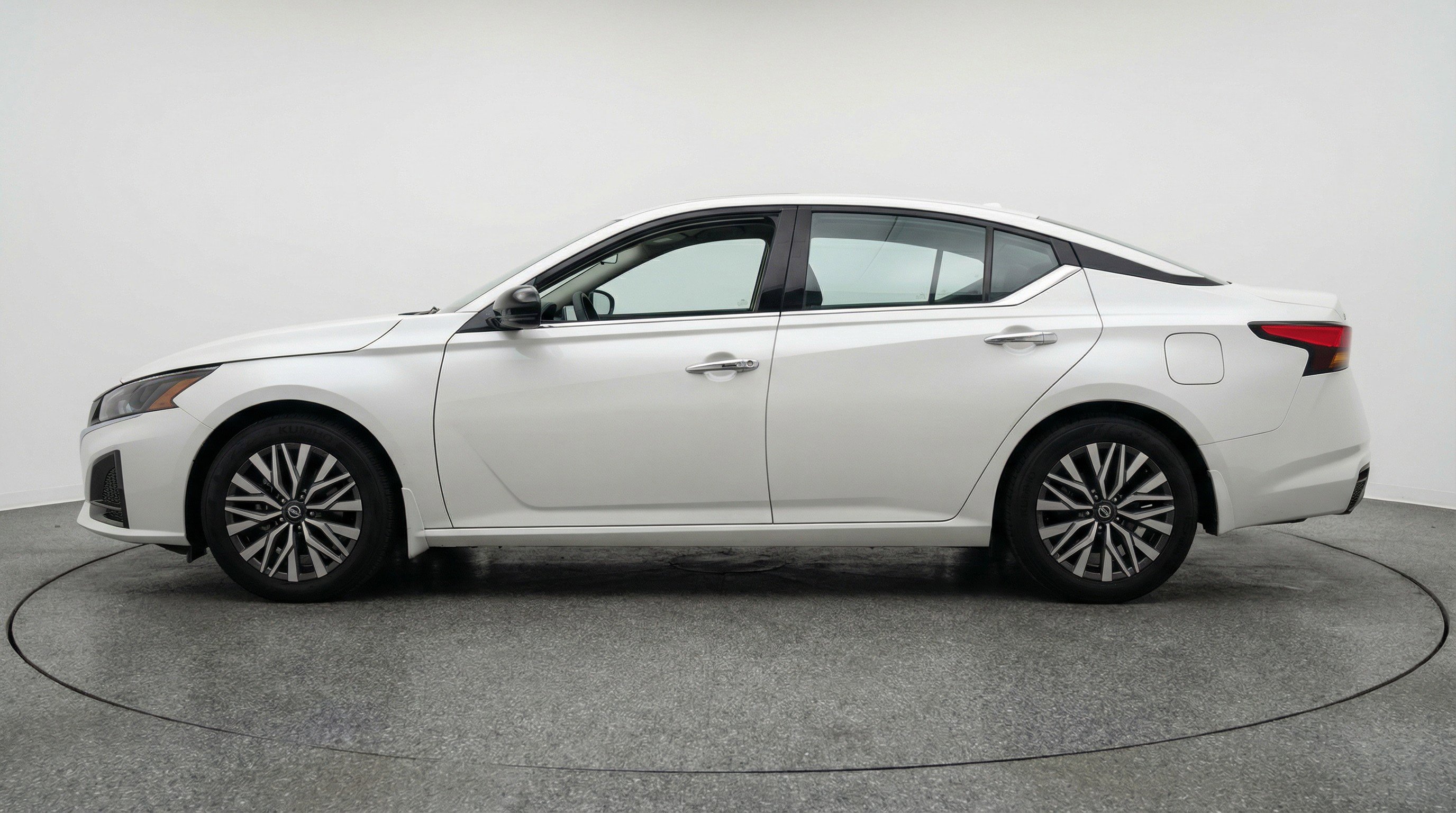 Used 2025 Nissan Altima 2.5 SV image 5