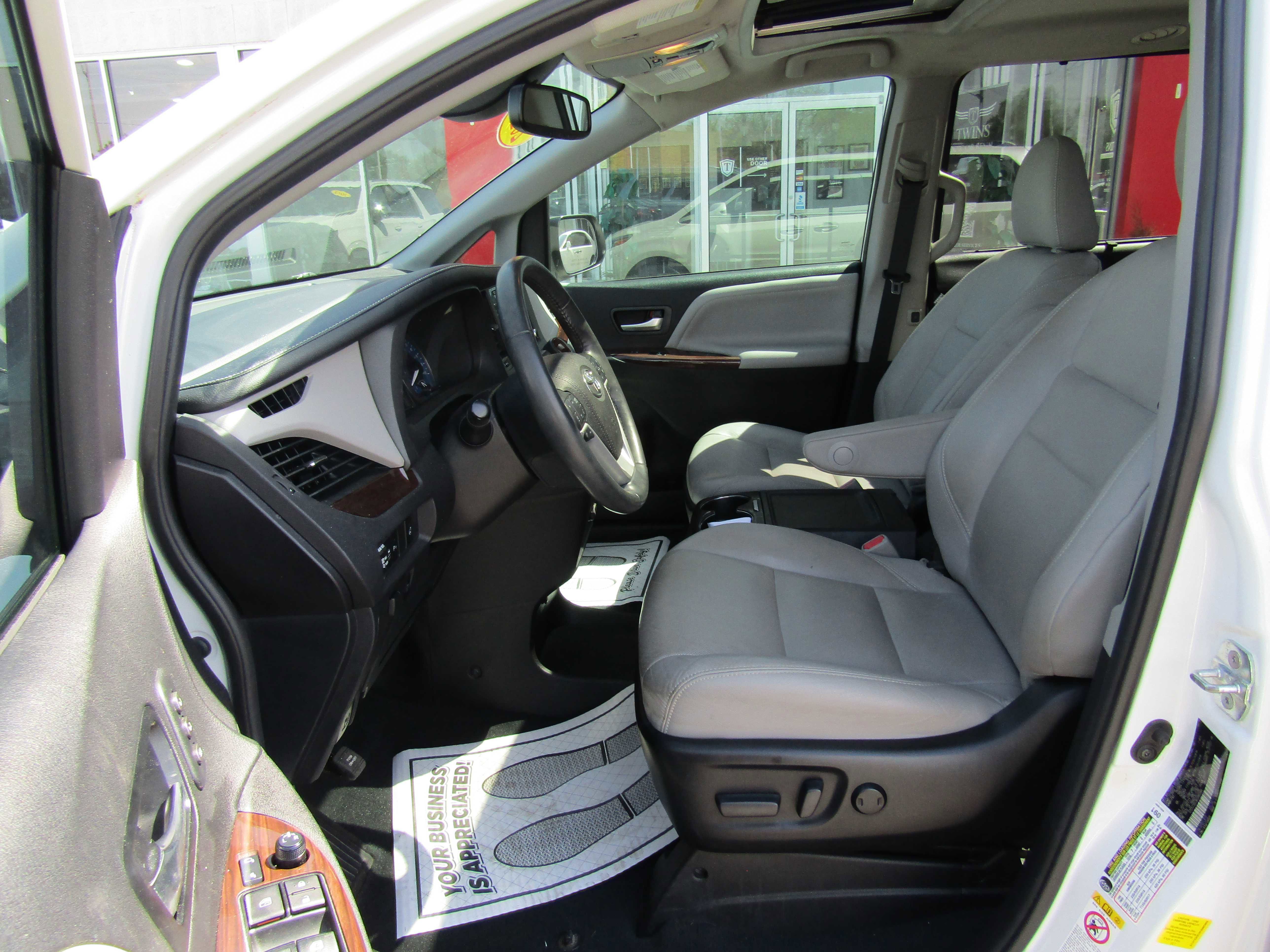 Used 2019 Toyota Sienna Limited FWD image 9
