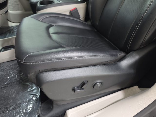 Used 2024 Chrysler Pacifica Touring-L FWD image 29