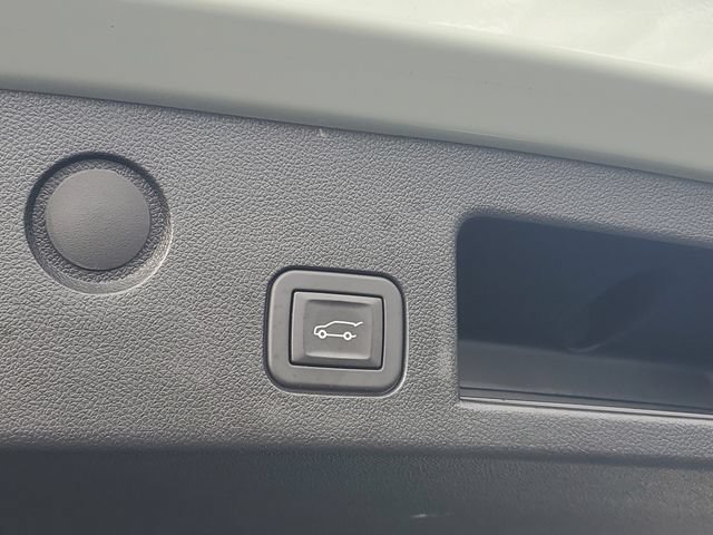 Used 2025 Chevrolet Equinox ACTIV w/ Safety and Technology Package FWD image 8