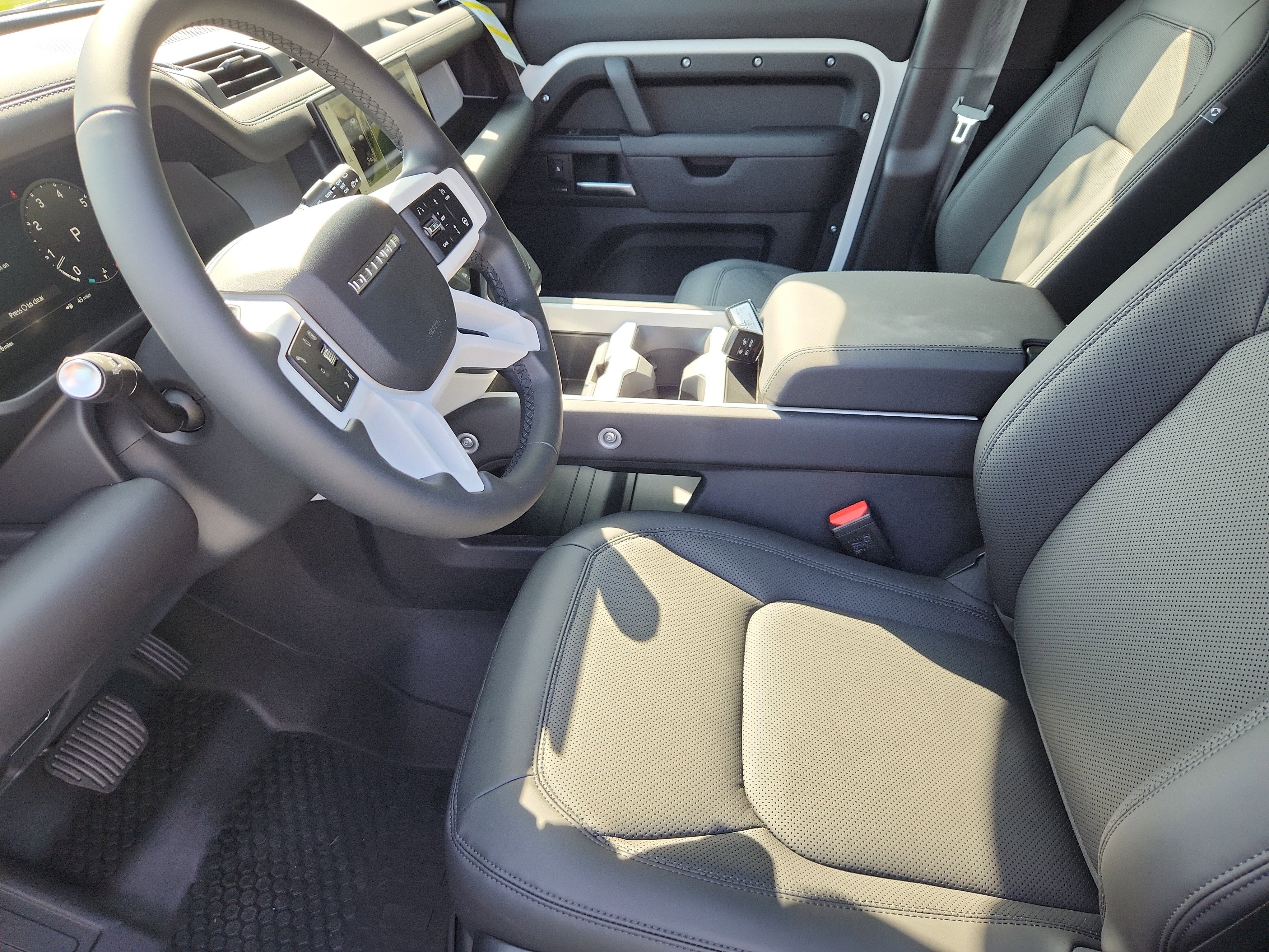 Used 2025 Land Rover Defender 110 S image 21