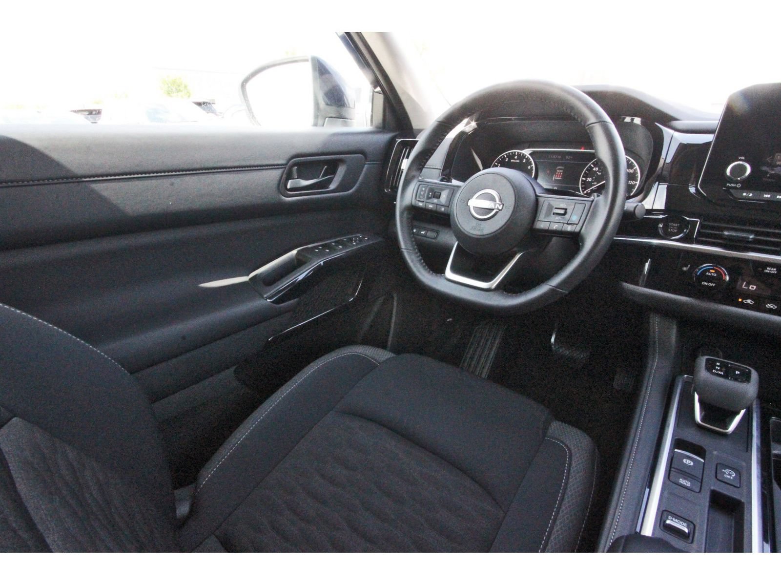 Certified 2025 Nissan Pathfinder SV FWD image 12
