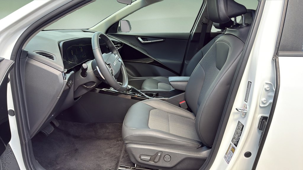 Used 2024 Kia Niro EX w/ EX Cold Weather Package FWD image 11