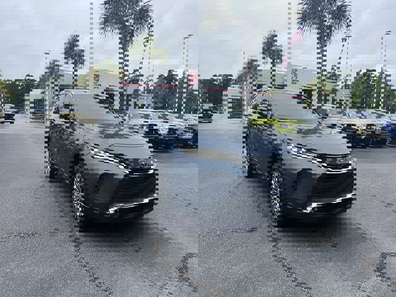 Used 2024 Toyota Venza XLE AWD/4WD image 2