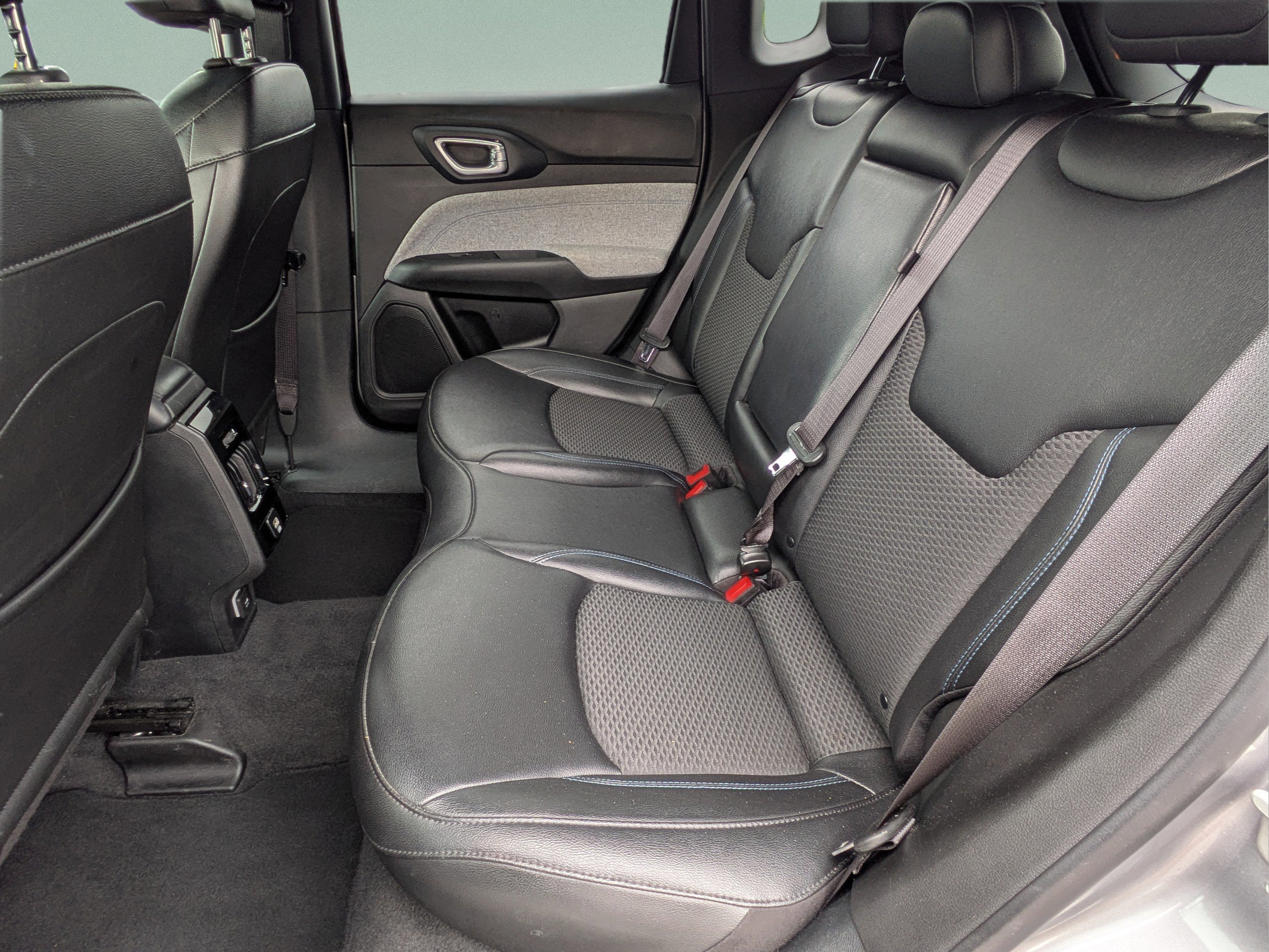 Used 2024 Jeep Compass Latitude AWD/4WD image 9