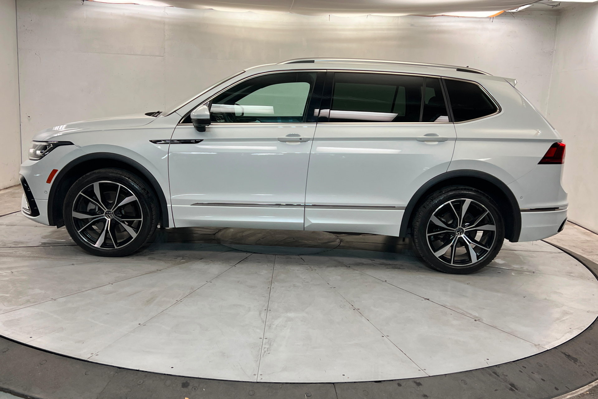 Used 2022 Volkswagen Tiguan SEL R-Line AWD/4WD image 2