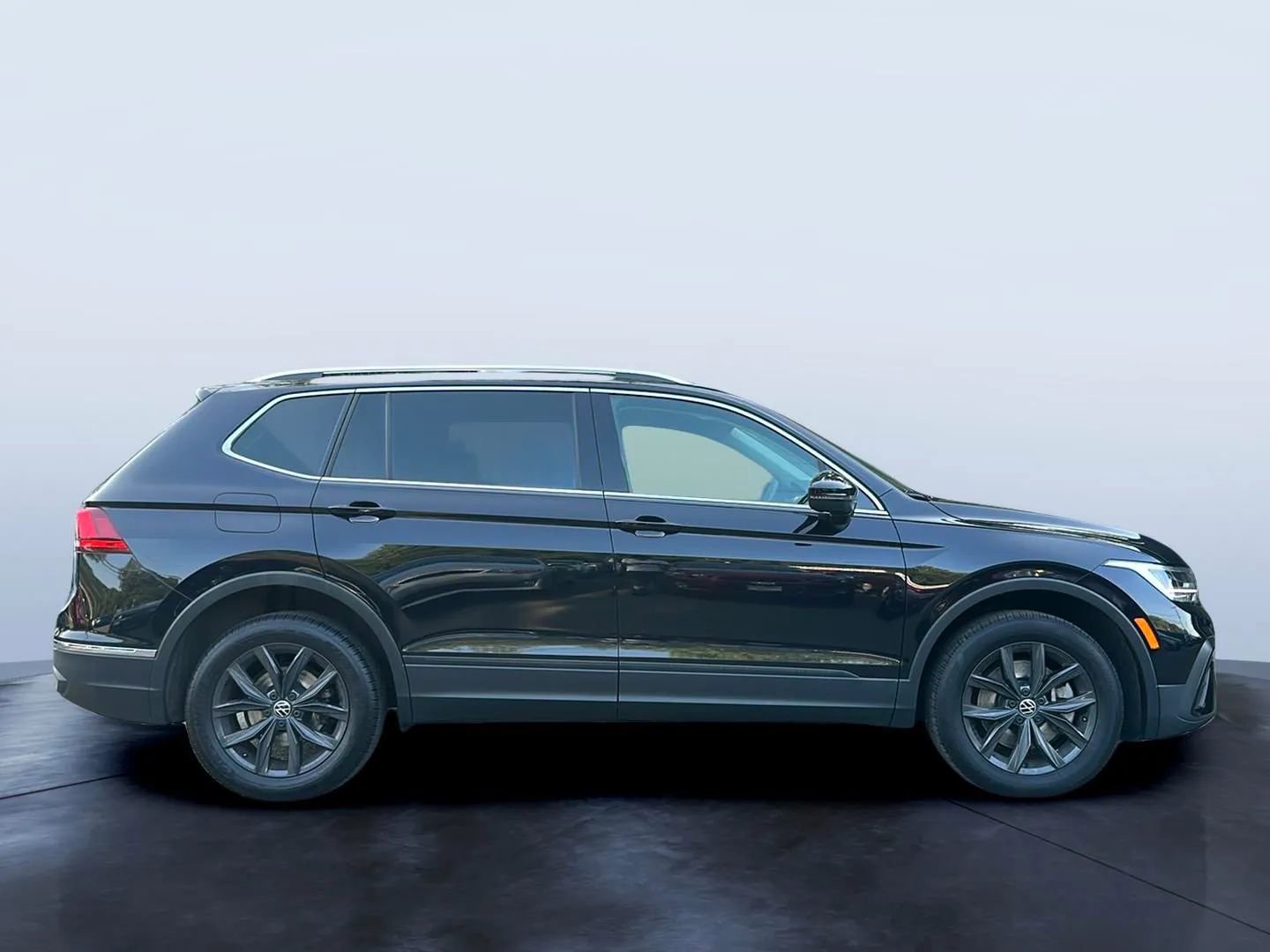 Used 2024 Volkswagen Tiguan SE image 6