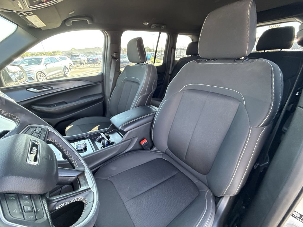 Used 2025 Jeep Grand Cherokee Laredo AWD/4WD image 17