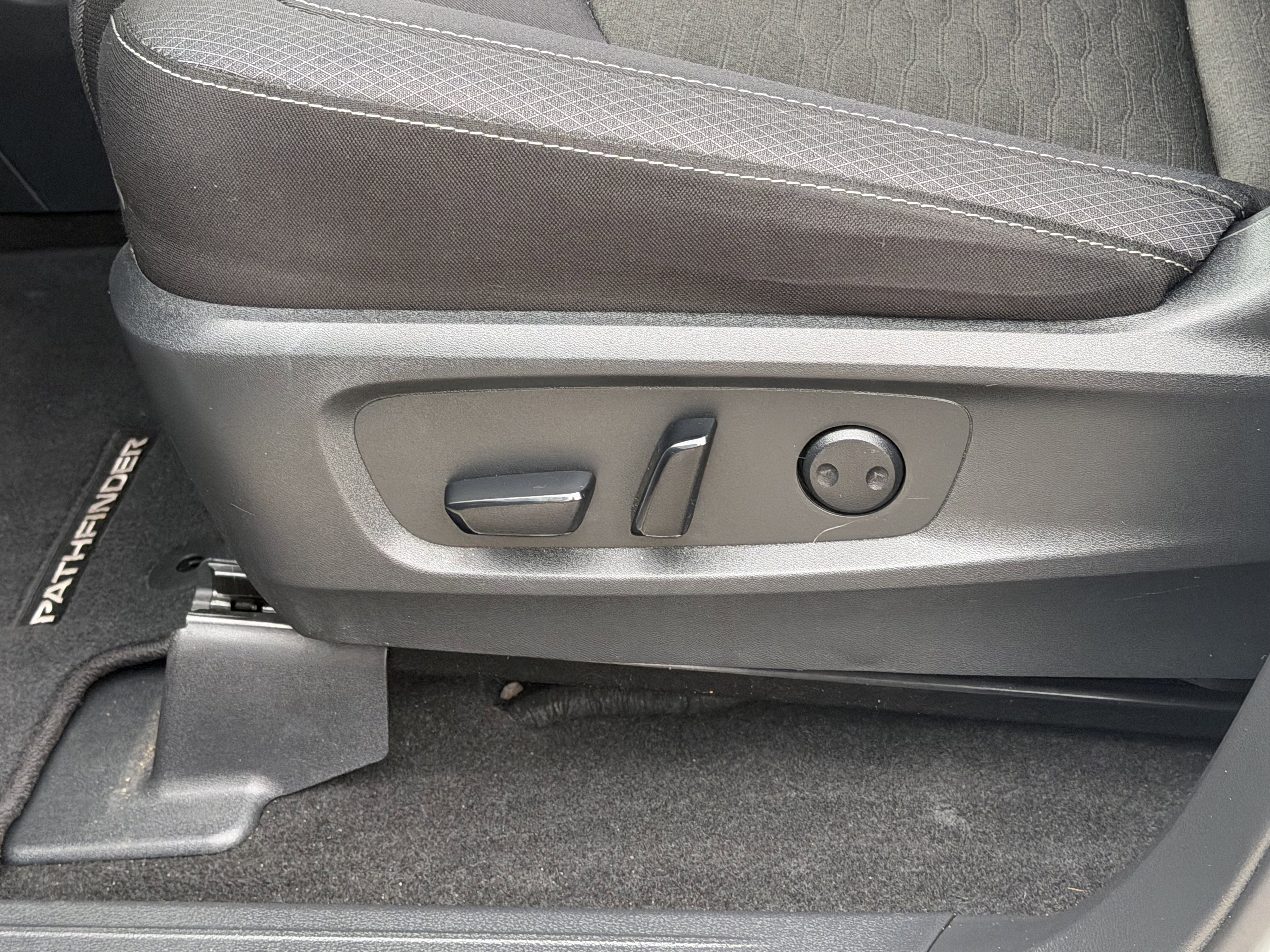 Used 2024 Nissan Pathfinder SV FWD image 15