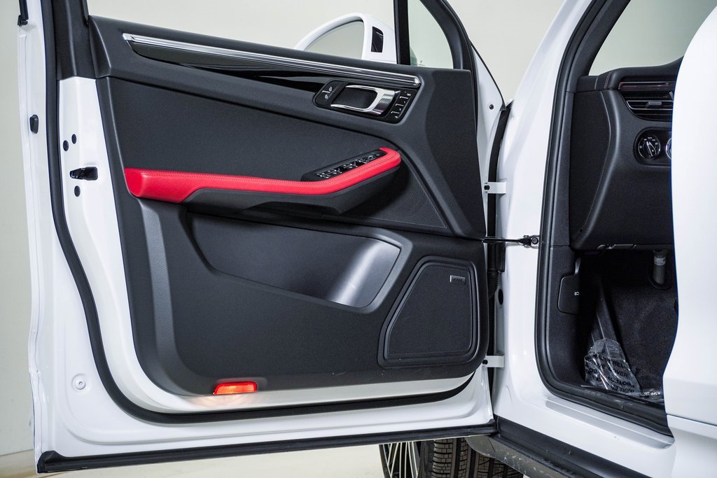Certified 2025 Porsche Macan image 25