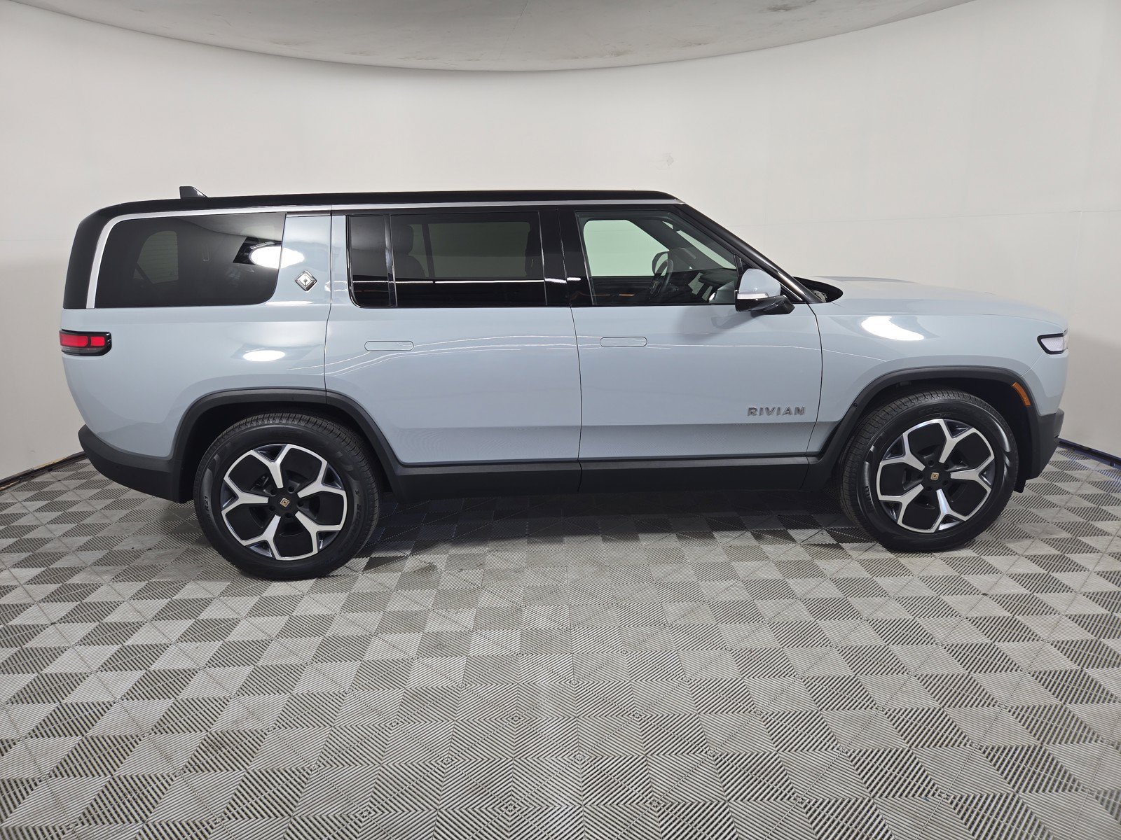 Used 2024 Rivian R1S Adventure AWD/4WD image 6