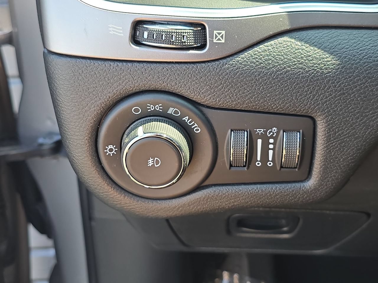 Used 2021 Jeep Cherokee Latitude Plus FWD image 20