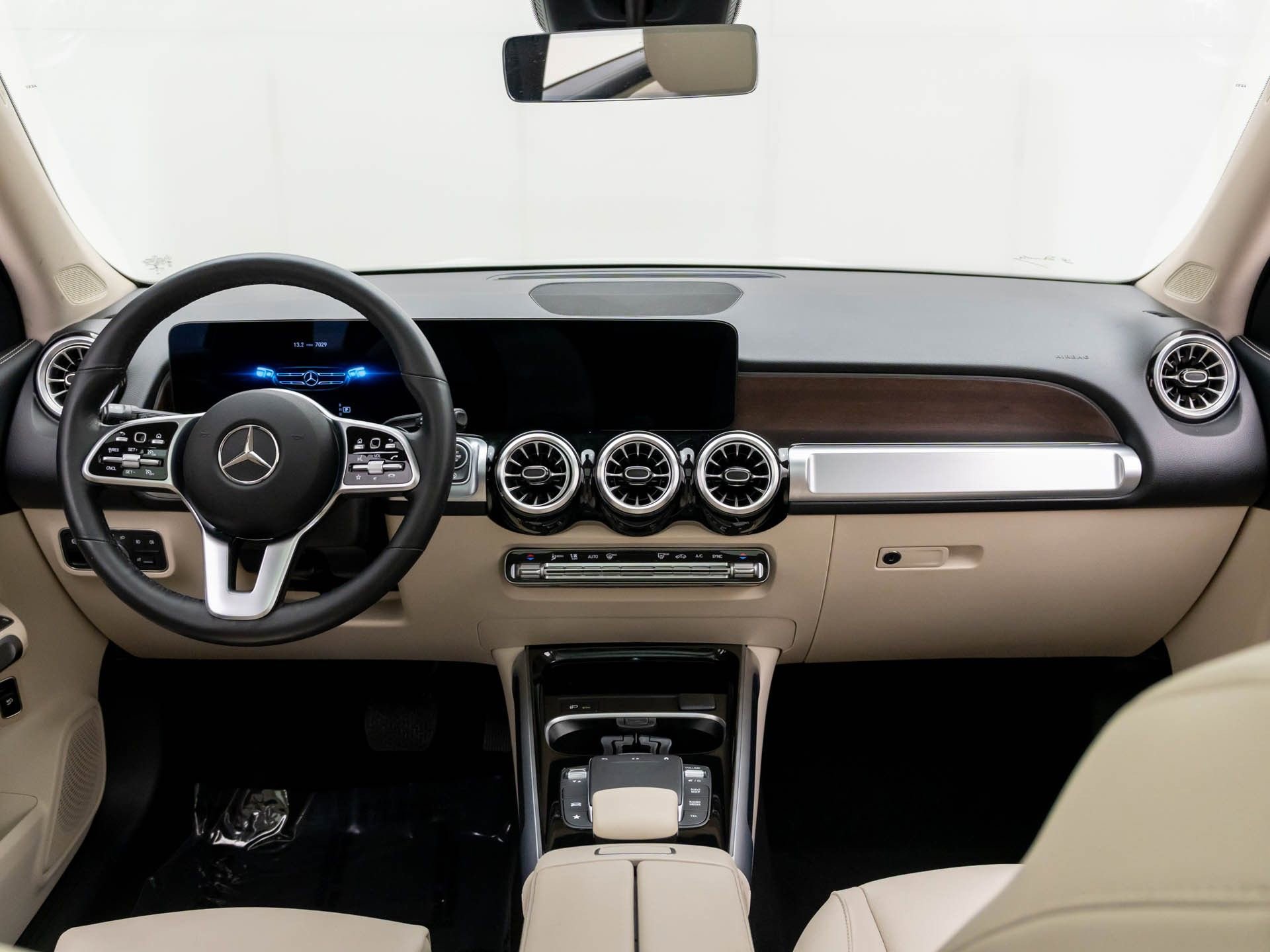 Used 2022 Mercedes-Benz GLB 250 4MATIC w/ Premium Package Lite image 11