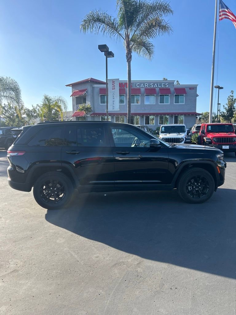 Used 2025 Jeep Grand Cherokee Altitude image 4