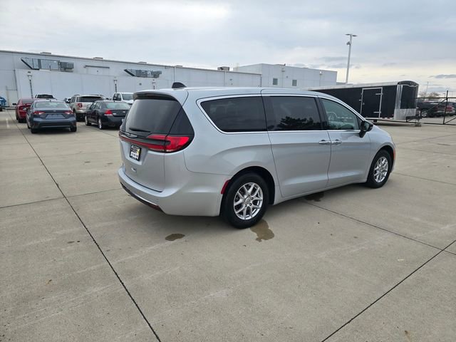 Used 2024 Chrysler Pacifica Touring-L image 12