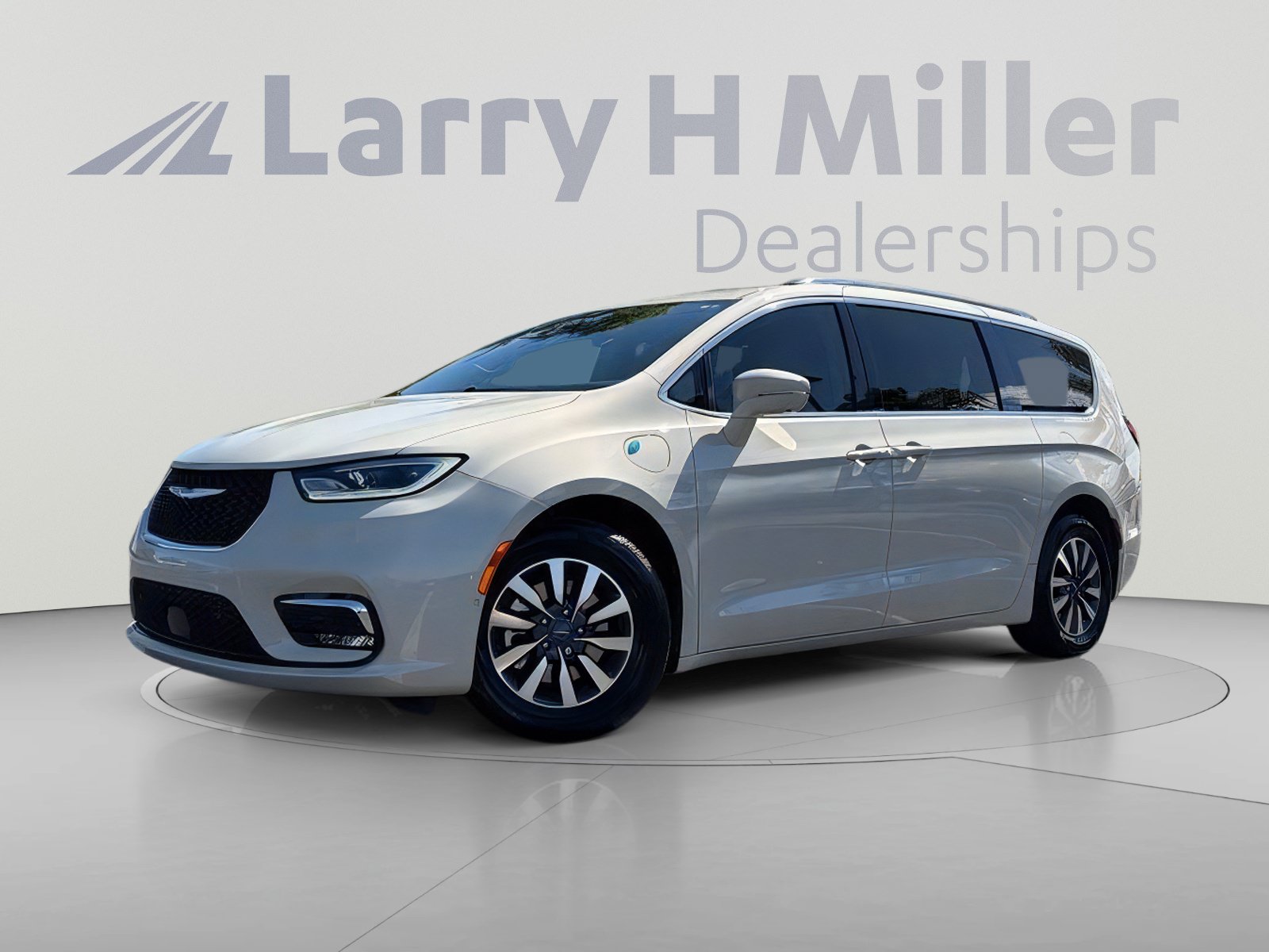 Used 2021 Chrysler Pacifica Touring-L w/ Uconnect Theater Family Group FWD image 2