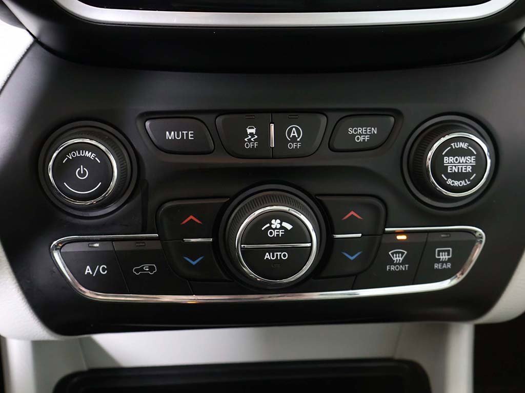 Used 2019 Jeep Cherokee Overland w/ Technology Group image 54