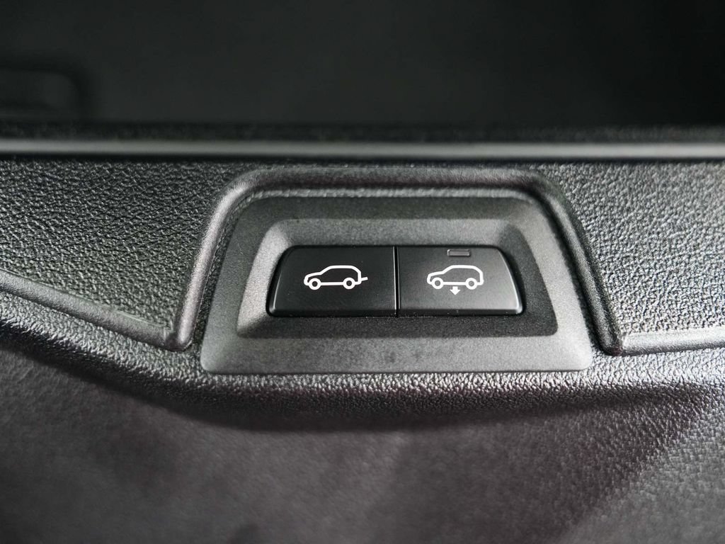 Used 2023 BMW X7 xDrive40i w/ M Sport Package AWD/4WD image 48