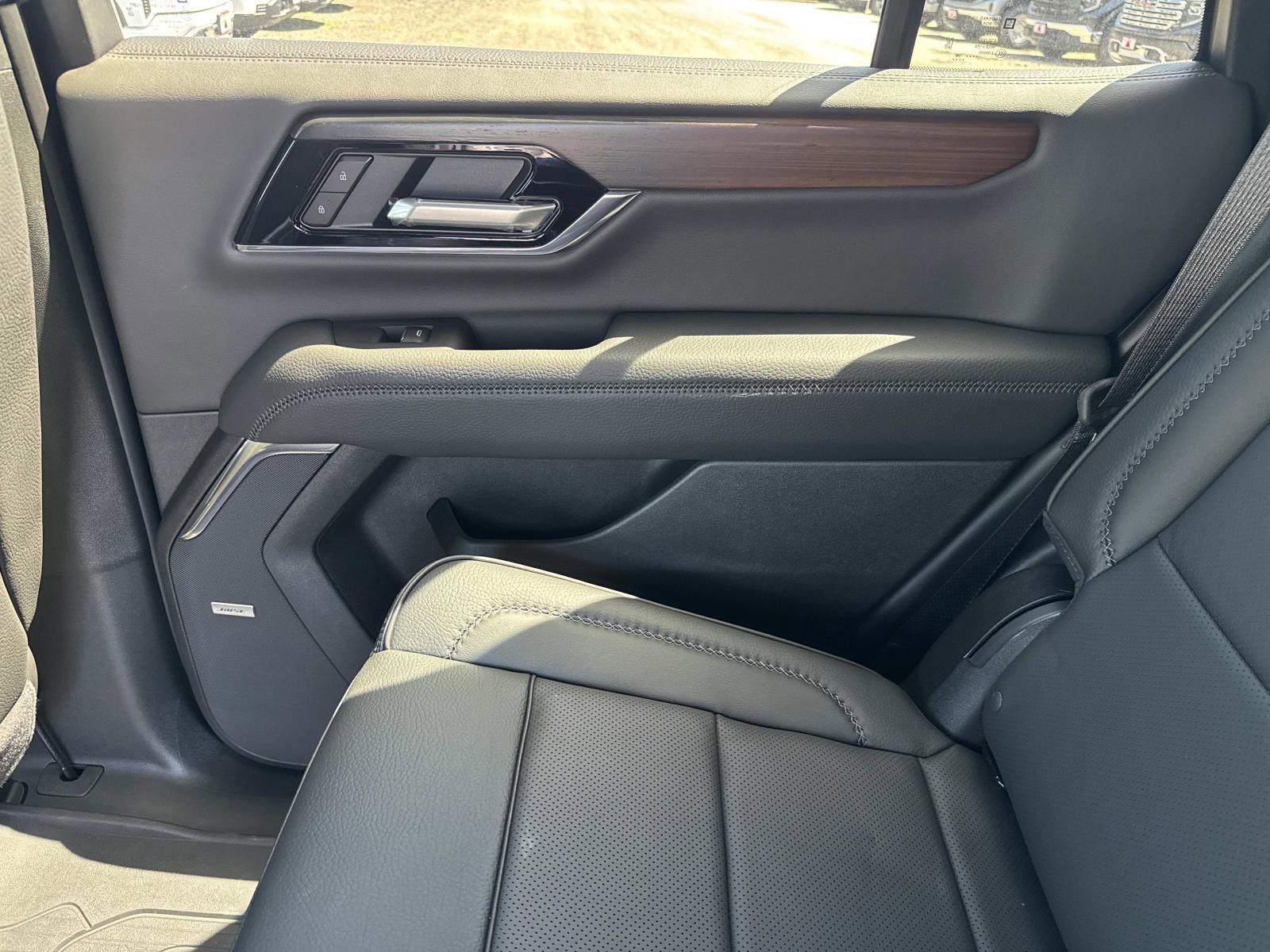 New 2026 GMC Yukon Denali w/ Denali Reserve Package AWD/4WD image 17