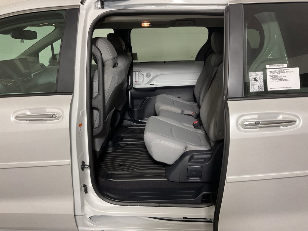New 2026 Toyota Sienna XLE FWD image 33