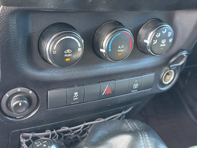 Used 2015 Jeep Wrangler Unlimited Rubicon w/ Dual Top Group AWD/4WD image 27