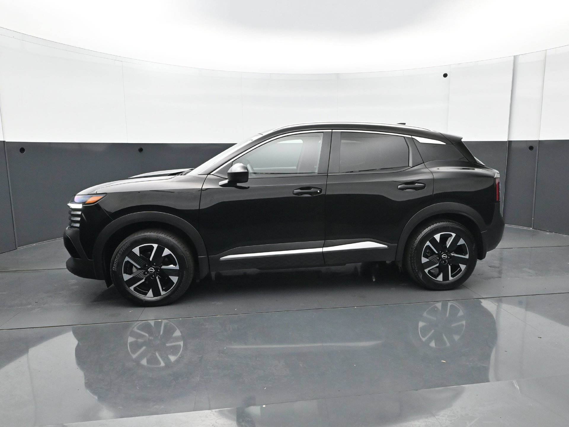 Used 2025 Nissan Kicks SV w/ SV Premium Package AWD/4WD image 3