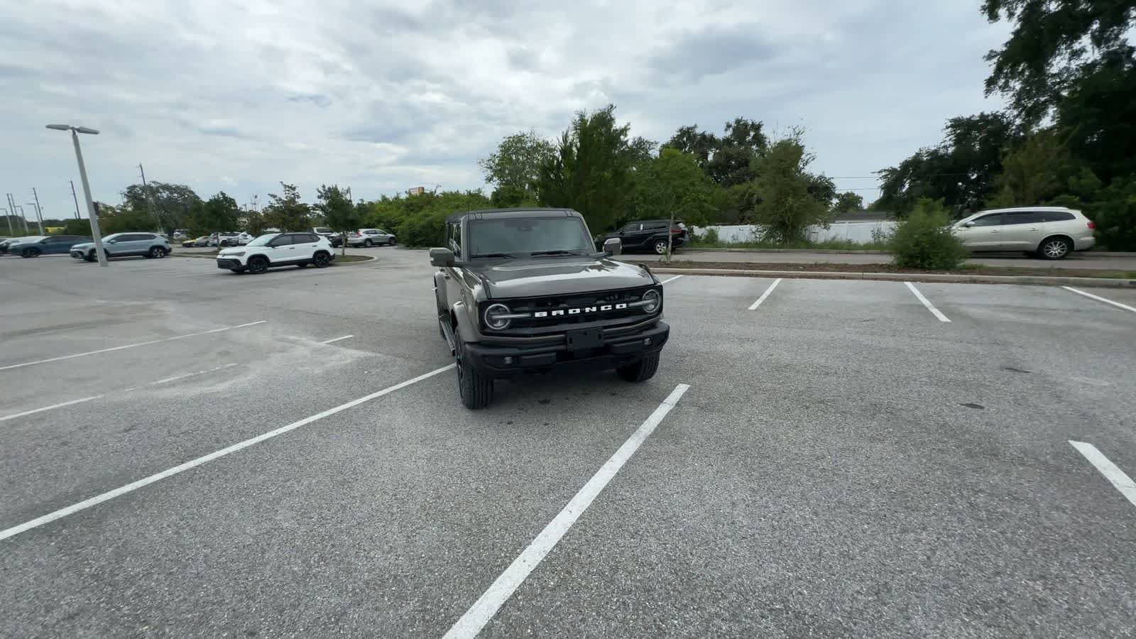 Used 2025 Ford Bronco Outer Banks AWD/4WD image 2