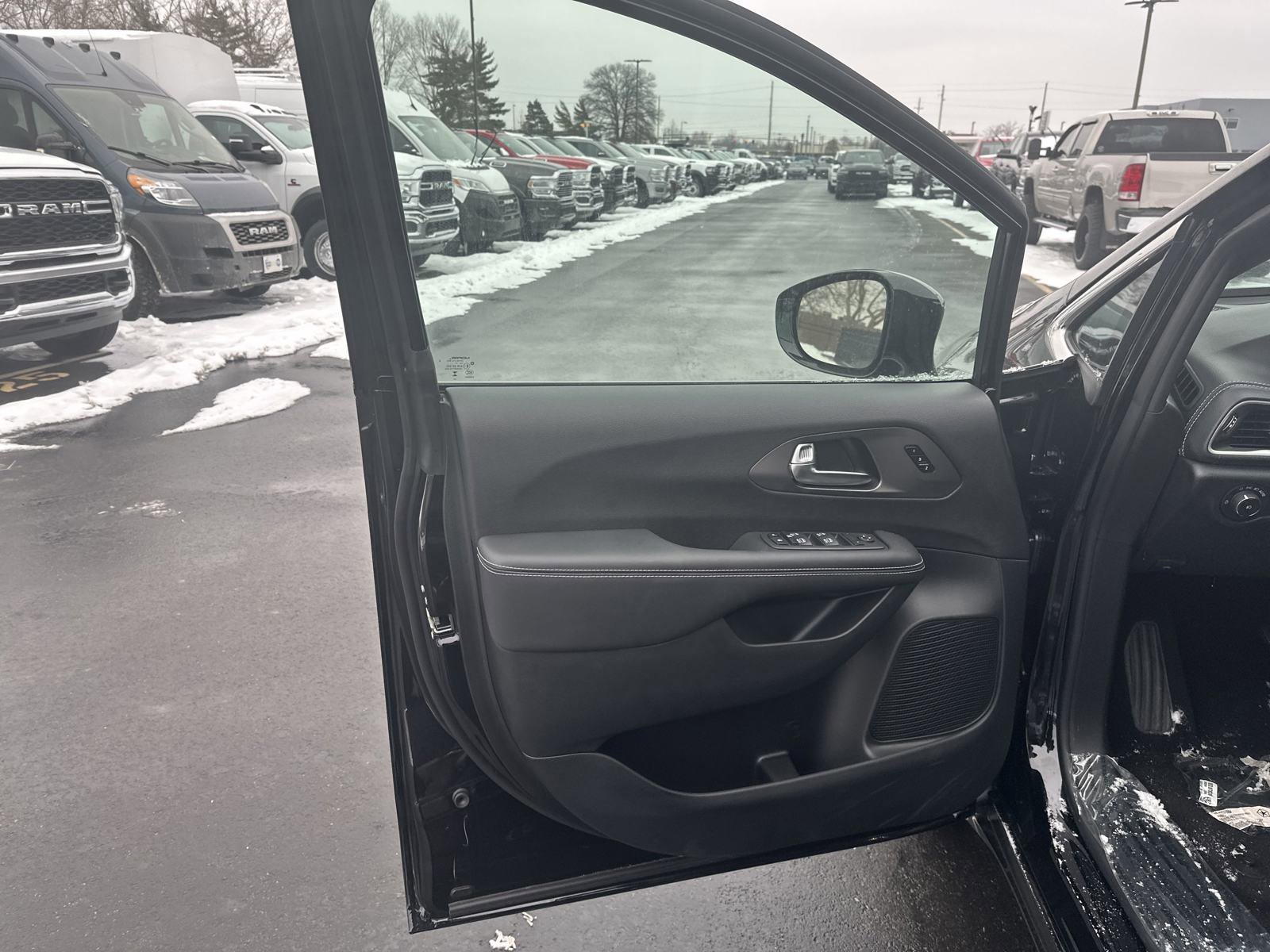 New 2025 Chrysler Pacifica Select image 14