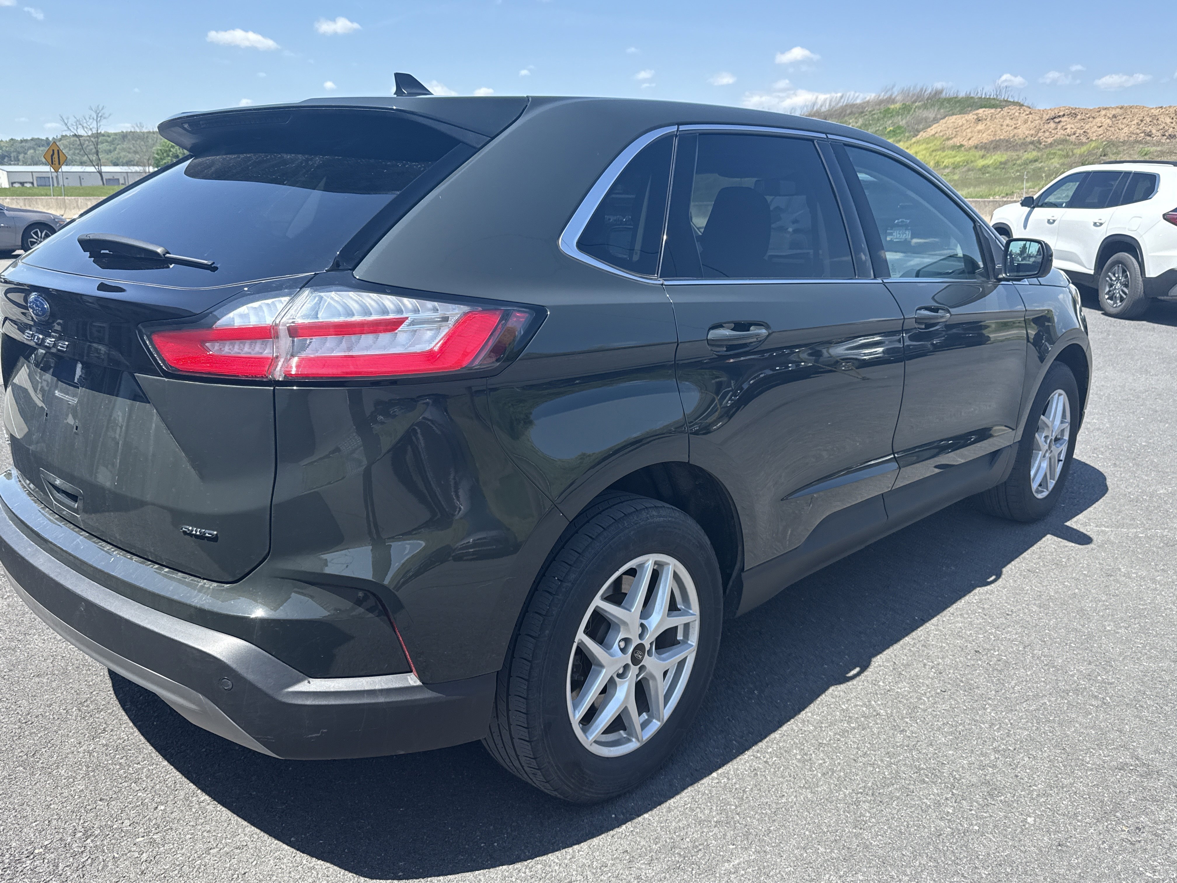 Used 2024 Ford Edge SEL w/ Convenience Package AWD/4WD image 3